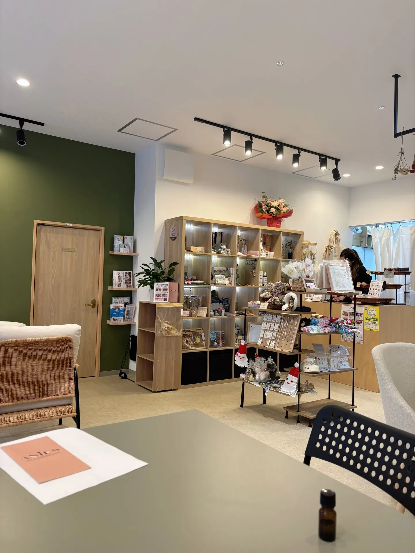 西新アロマハンドトリートメント